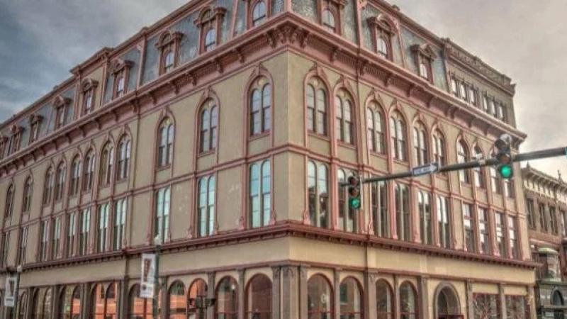 Photo of a building called the Quakenbush Building